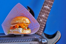 Menikmati Bad Bone Burger...