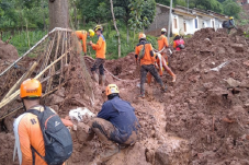 Tiga Korban Longsor...
