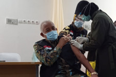 Disuntik Vaksin, Bupati...
