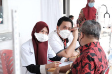 Jadi Orang Pertama Disuntik...