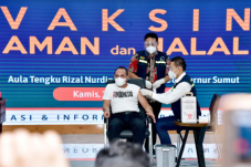 Pertama Divaksin, Gubernur...