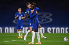 Dilarang Pelukan, Lampard...