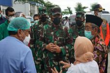 Tinjau Korban Gempa...