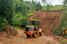 Jalan Penghubung Majene...