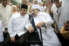 Anies Unggah Foto dengan...