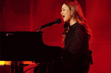 Nyanyi sambil Main Piano,...