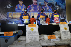 Perakit Bom dan Puluhan...