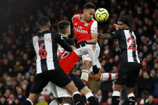 Aubameyang Cetak Dua...