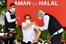 Penyuntikan Vaksin Covid-19...