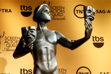 Bentrok dengan Grammy,...