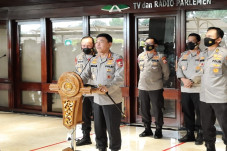 Antar Listyo Sigit ke...