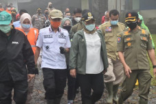 Tinjau Lokasi Banjir...