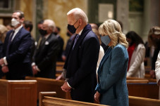 Biden Hadiri Kebaktian...