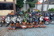 Enam Remaja di Surabaya...