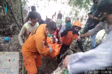 Hanyut di Sungai, Perempuan...