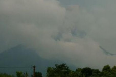 Gunung Merapi Semburkan...