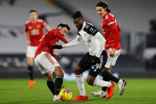 Tundukan Fulham, MU...