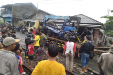 Parkir Sembarangan di...