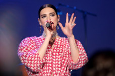 Dua Lipa Tepis Rumor...