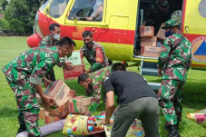 TNI dan Pemda Distribusikan...