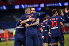 Mbappe Borong Dua Gol,...
