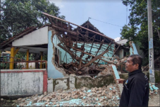 Dimakan Usia, Bangunan...