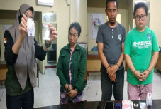 Sekeluarga Dagang Sabu,...