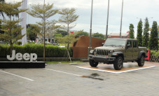Jeep Punya Dua Bengkel...