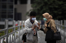 Pakai Masker Diperkirakan...