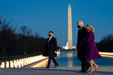 Sejarawan: Biden Hadapi...