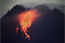 Dini Hari Merapi 22...