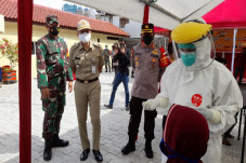 Bantu Warga Kurang Mampu,...