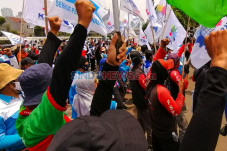 Pak Jokowi! Buruh Minta...