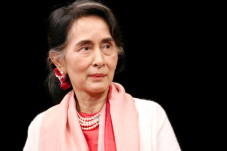Aung San Suu Kyi Desak...