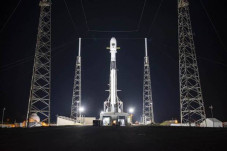 SpaceX Umumkan Penerbangan...