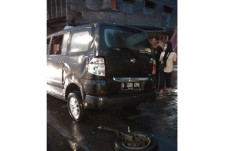 Mobil Pribadi Tabrak...