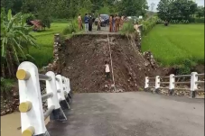 Jembatan Ambruk Diterjang...