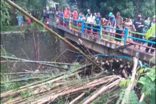 Banjir Bandang Terjang...