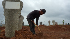 Curhat Penggali Kubur,...