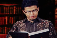 Ustaz Budi Ashari: Lihatlah...