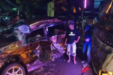 Tabrakan Mobil Terjadi...