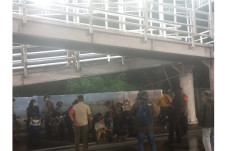 Nongkrong di Jalan Sudirman,...