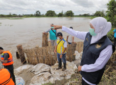 Tinjau Banjir Jombang,...