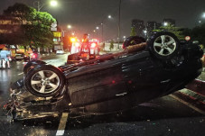 Lexus Hitam Terguling...