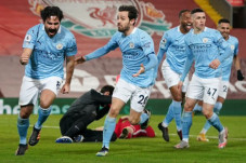 Kapten Liverpool Ratapi...