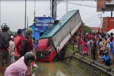 Rem Blong, Truk Tabrak...