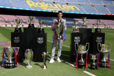Barcelona Menyesal Usir...