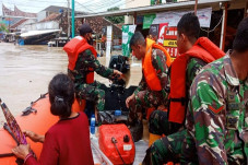 Lanud Suryadarma Terjunkan...