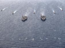 Dua Armada Kapal Induk...