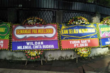 Karangan Bunga dan Jadi...